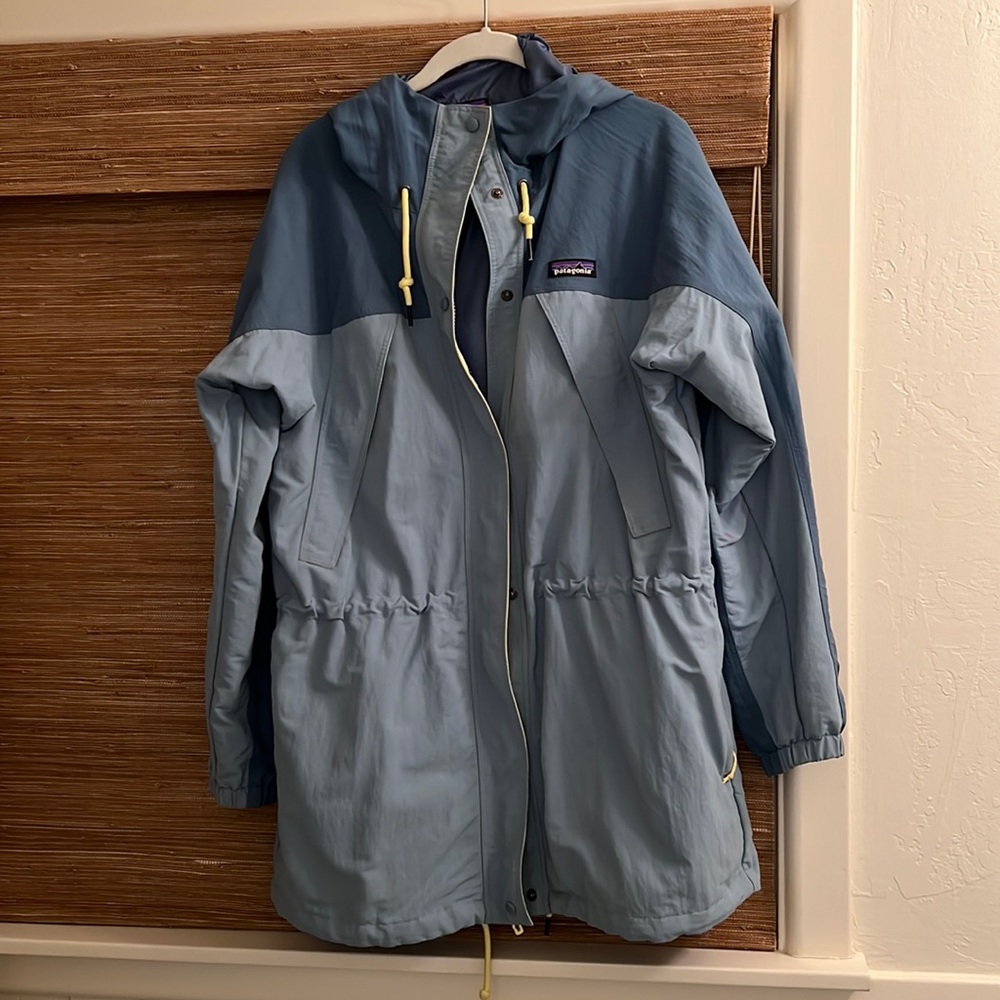 PATAGONIA PARKA / RAIN JACKET SIZE LARGE